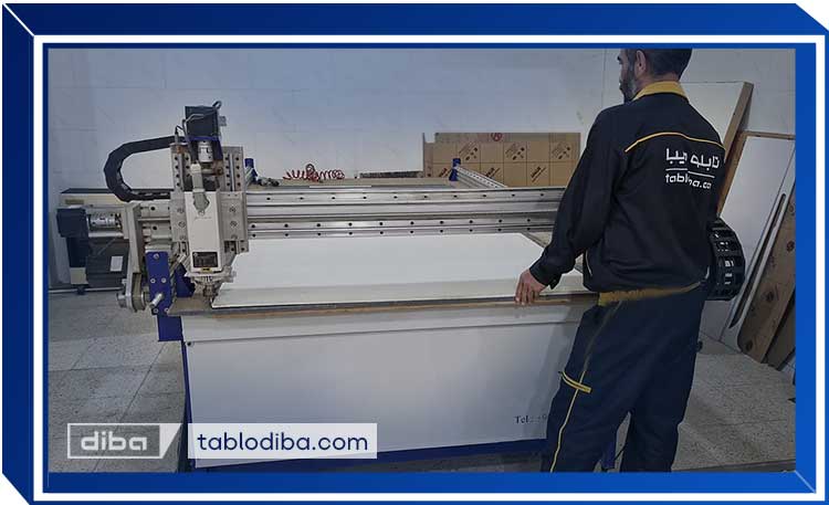 دستگاه سی ان سی صفحه ای در کارگاه تابلو سازی دیبا